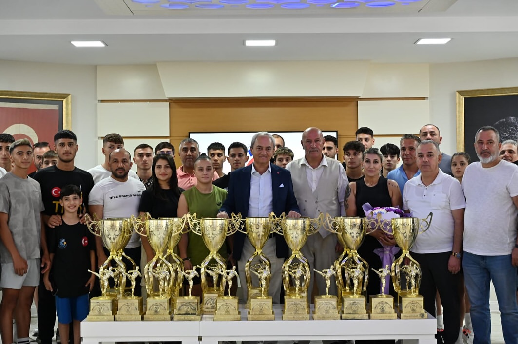 Antalya Kepez'de Kickboks Şampiyonları Halkla Buluştu