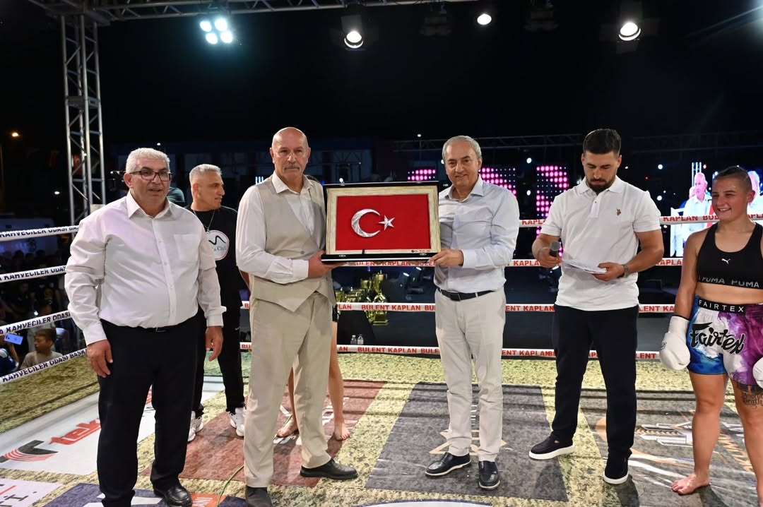 Antalya Kepez'de Kickbox Şampiyonlar Galası: Gençler Sahneye Alındı