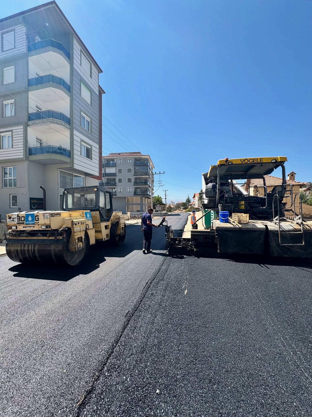 Elmalı'da Karyağdı Mahallesi'nde Sıcak Asfalt Çalışmaları Devam Ediyor