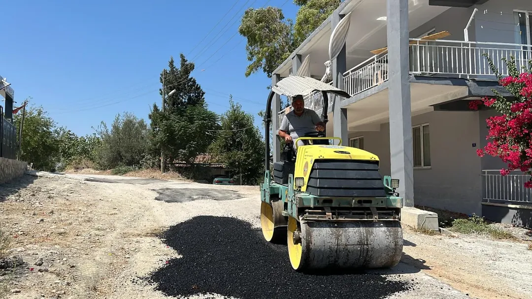 Antalya Aksu'da Yurtpınar'da Asfalt Yama Çalışmaları Sürüyor