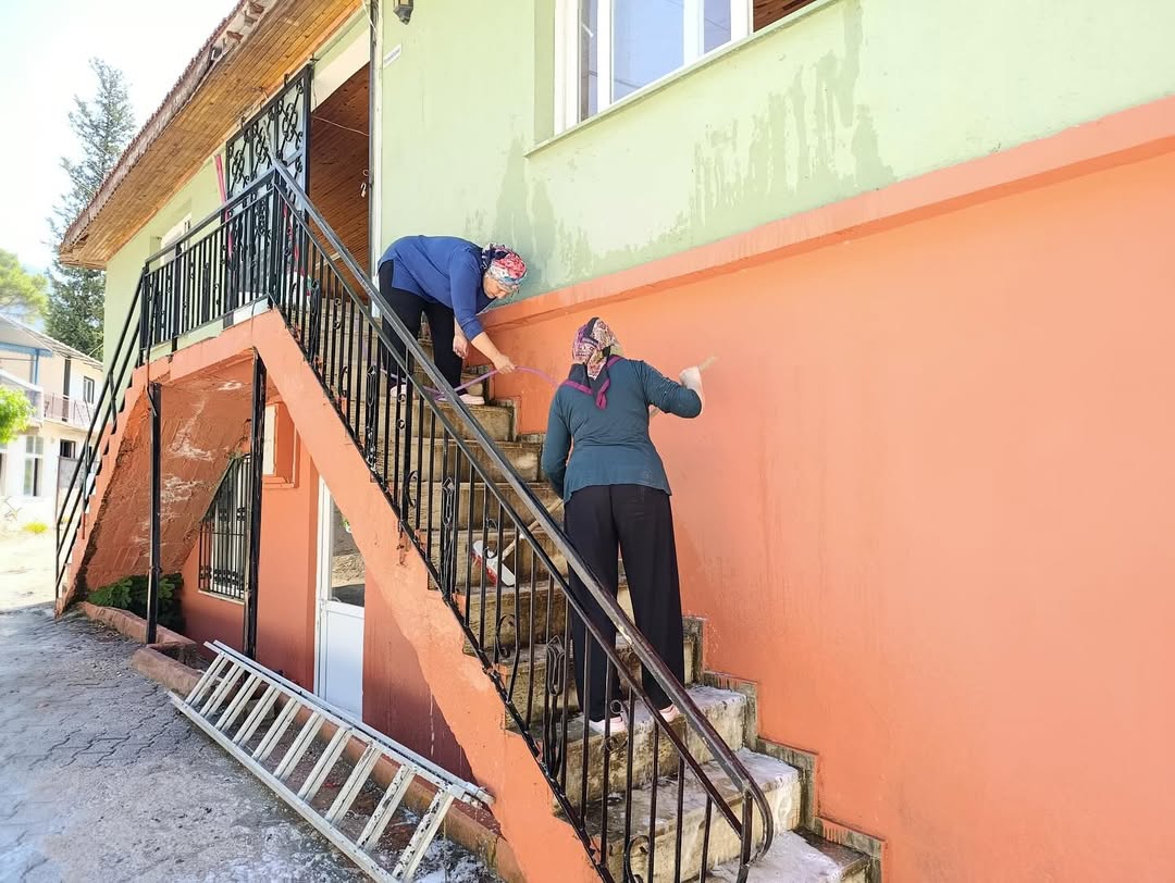 Akseki Belediyesi, Sinanhoca Mahallesindeki Köy Konağını Temizledi