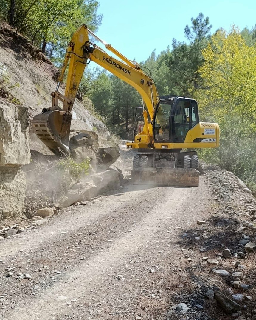 Manavgat'ta Kapsamlı Altyapı ve Yol Çalışmaları Devam Ediyor