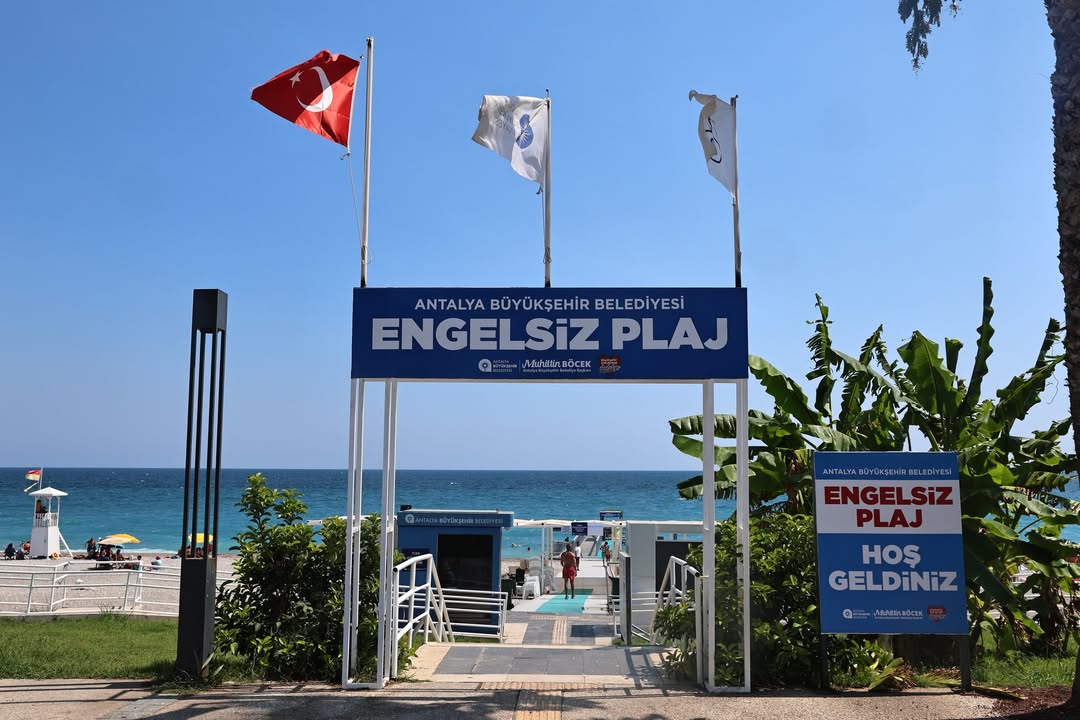 Antalya'da Engelsiz Plajlara Ziyaretçi Akını: Denize Özgür Erişim