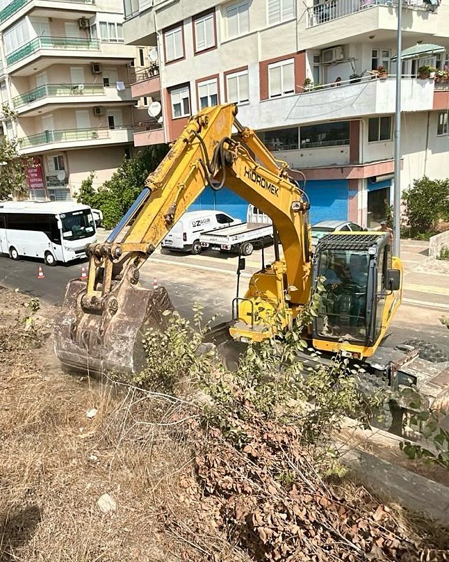 Antalya Manavgat'ta Park ve Bahçeler Müdürlüğü'nden Çevre Düzenleme Çalışmaları
