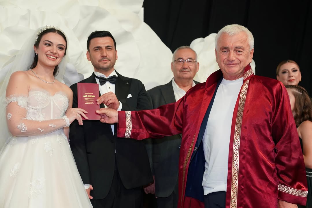 Finike Belediye Başkanı Geyikçi, Aysel Esen ve Mehmet Özdemir Çiftinin Nikahını Kıldı