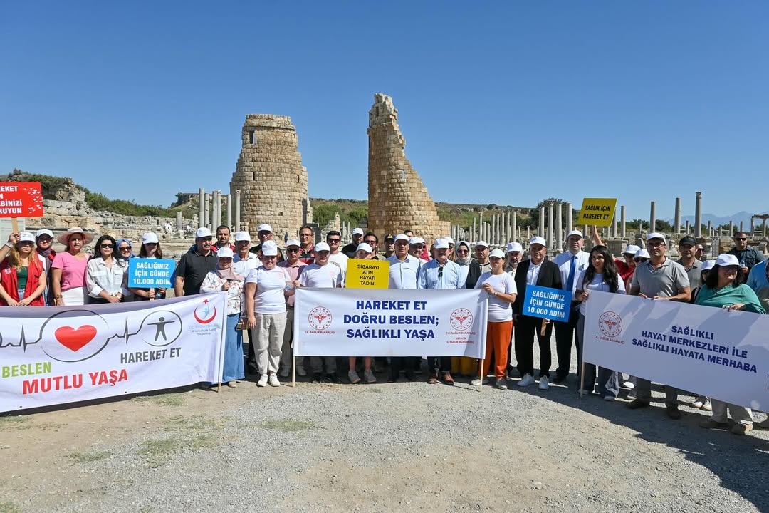 Antalya'da Sağlıkla Kal Yürüyüşüyle Halk Sağlığı Bilinci Artırıldı