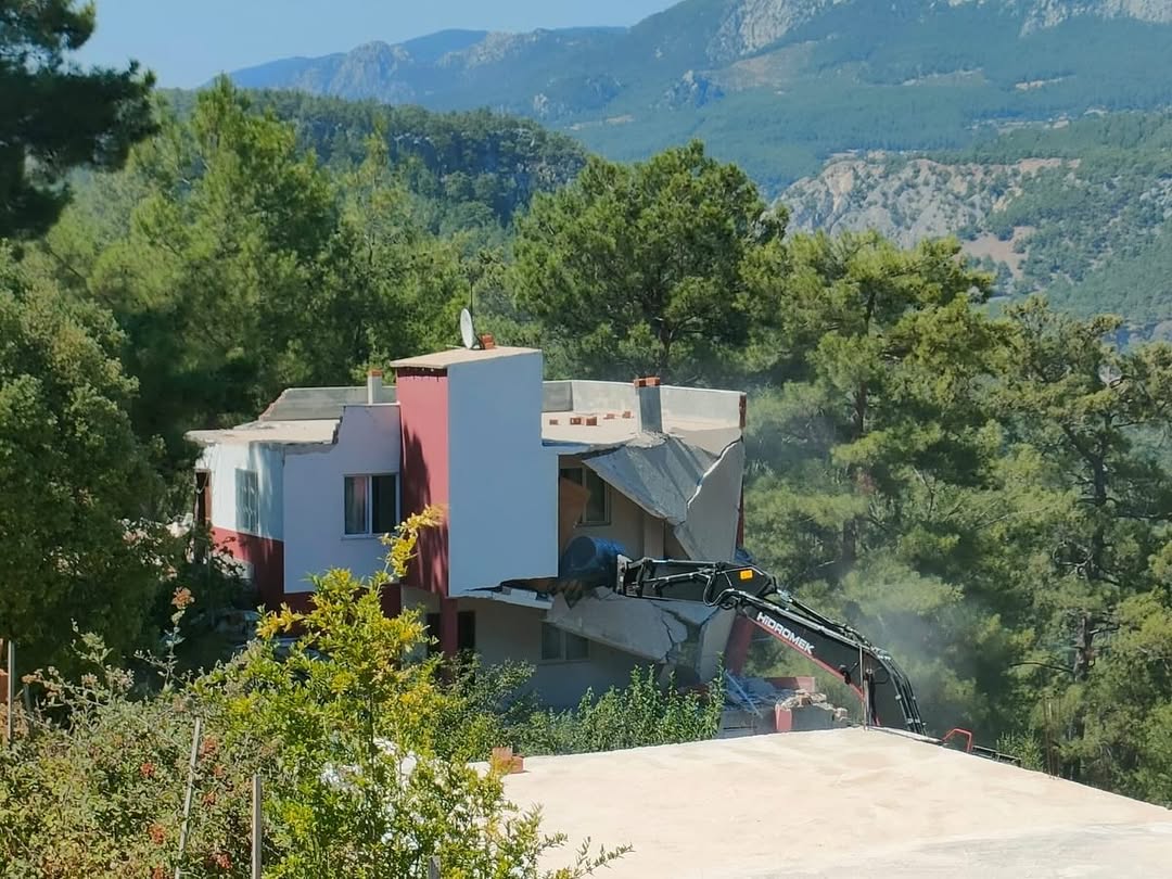 Konyaaltı Belediyesi Kaçak Yapılara Karşı Kararlı Duruş Sergiliyor