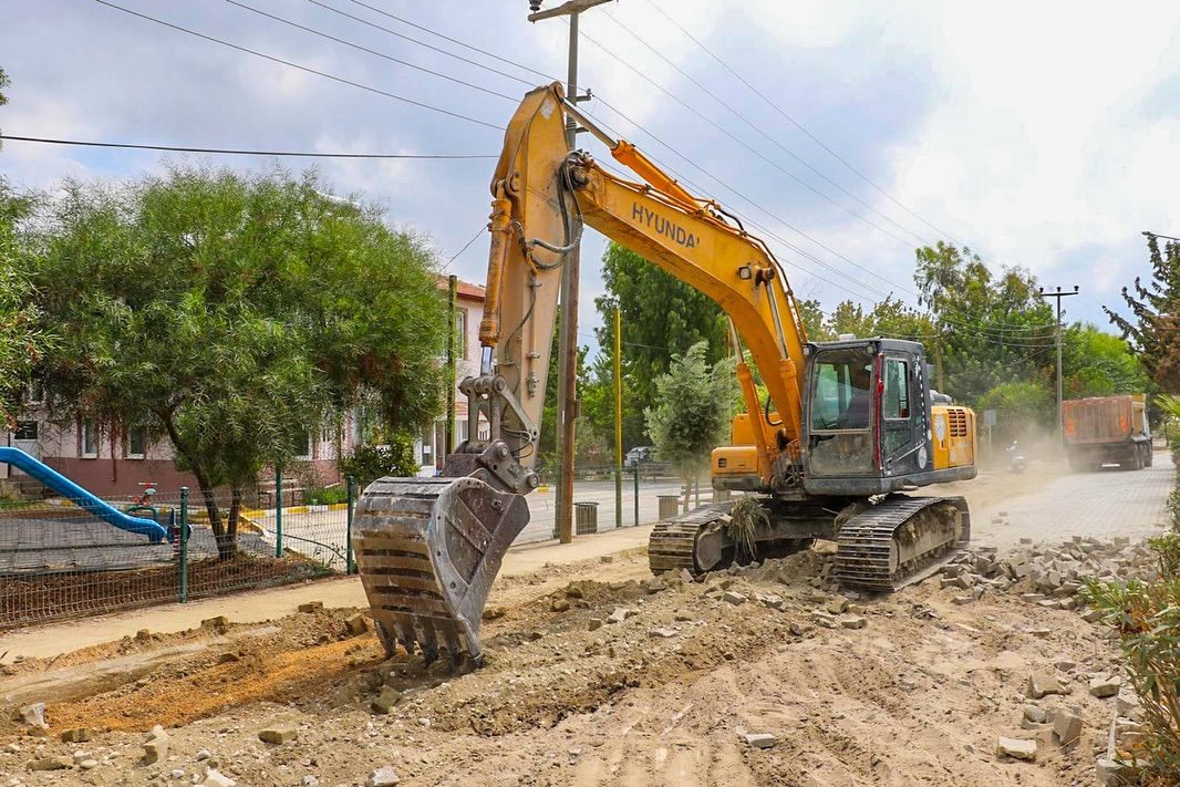 Kaş Kınık Mahallesi'nde Sıcak Asfalt Yol Çalışmaları Başladı