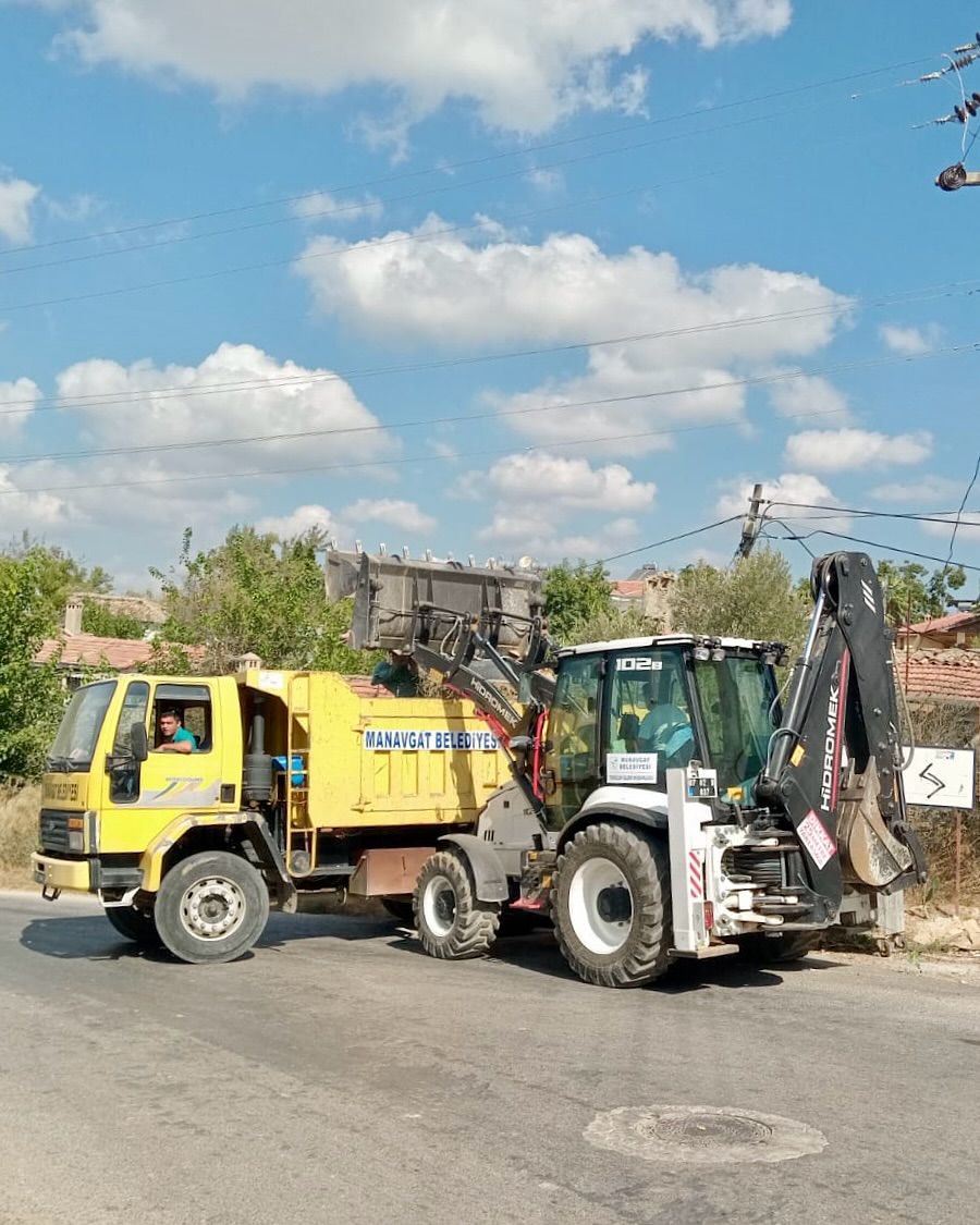 Antalya Manavgat'ta Temizlik Çalışmaları Sürdürüyor