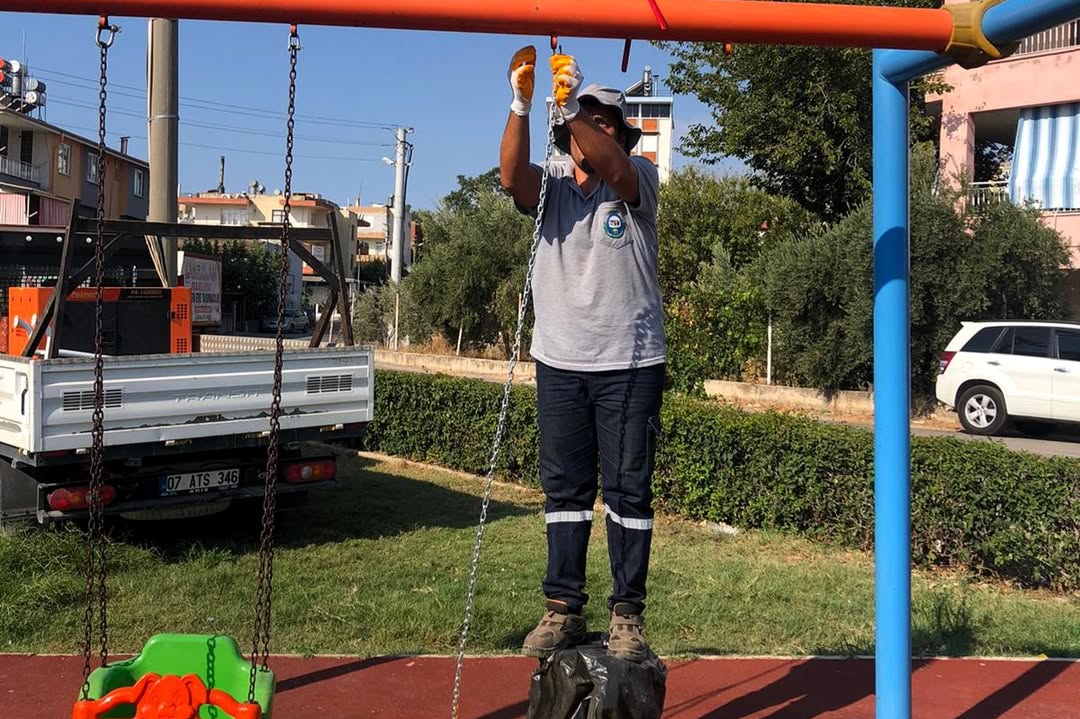 Serik Belediyesi Parkları Yeniliyor: Bank ve Oyun Grupları Onarılıyor