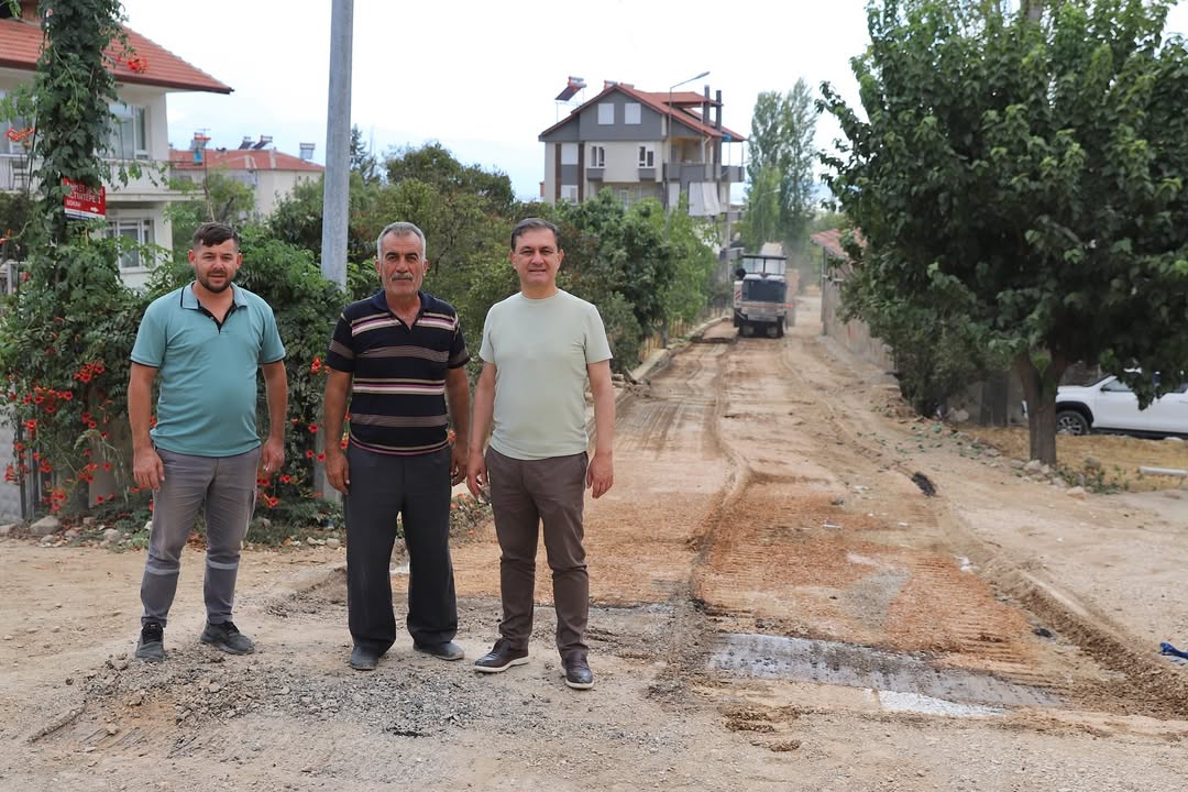 Elmalı Belediyesi Ahmet Hamdi Altıntepe Caddesi ve Sokaklarında Yol Söküm Çalışmalarına Başladı
