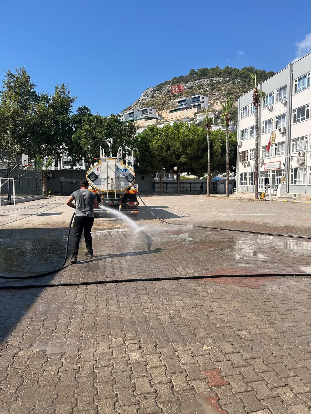 Finike Belediyesi Okulları Temizliğe Devam Ediyor