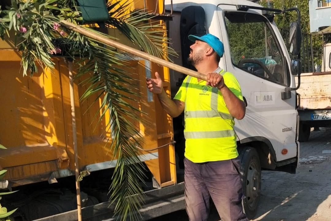 Antalya Serik'te Kontrolsüz Atıklara Karşı Temizlik Çalışmaları Sürdürülüyor