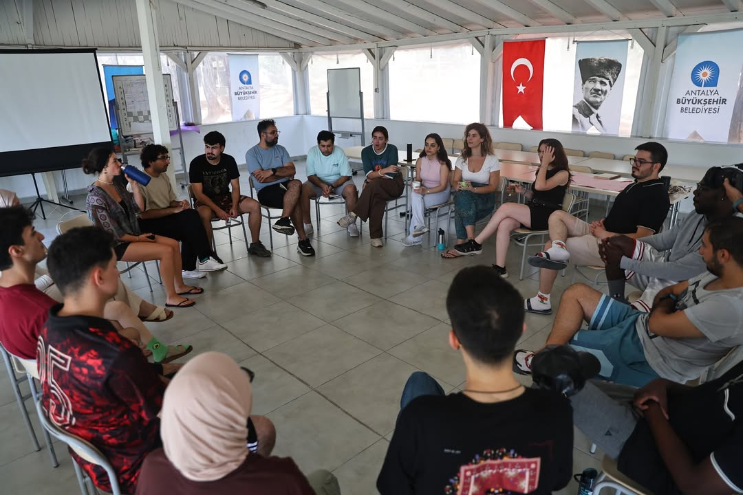 Antalya'da Doğu ve Batıdan Gençler Buluştu