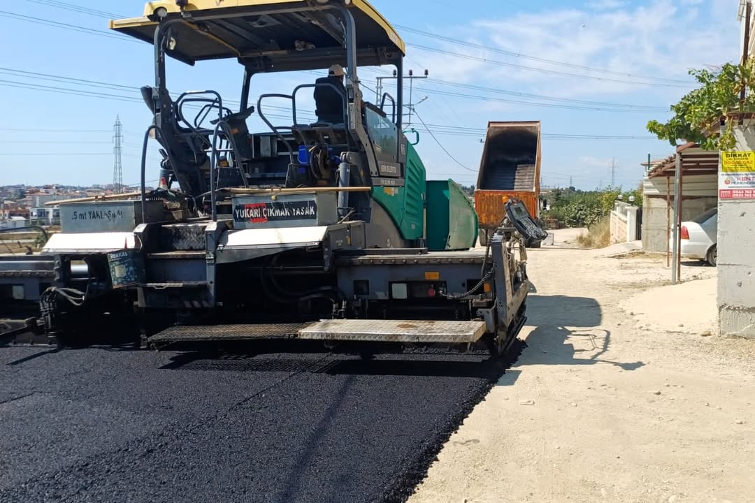 Antalya Serik'te Kökez Mahallesi'nde Sıcak Asfalt Çalışmaları Devam Ediyor