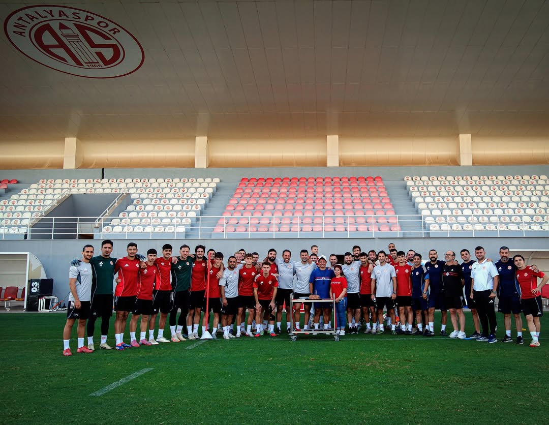 Antalya Spor FK'da Kaleci Antrenörü Özden Öngün'e Doğum Günü Kutlaması