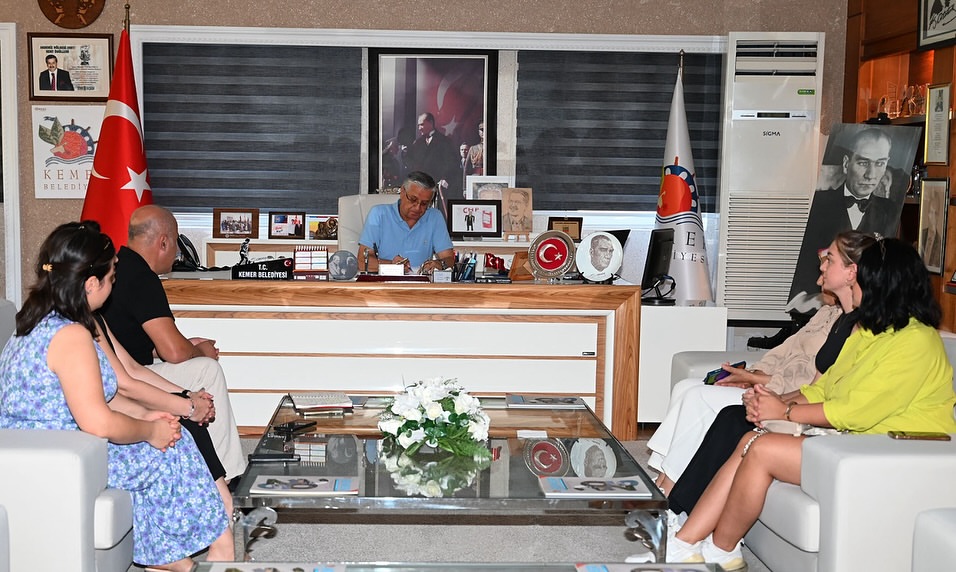 Kemer Belediyesi Kurs Öğretmenleri Başkan Topaloğlu'nu Ziyaret Etti