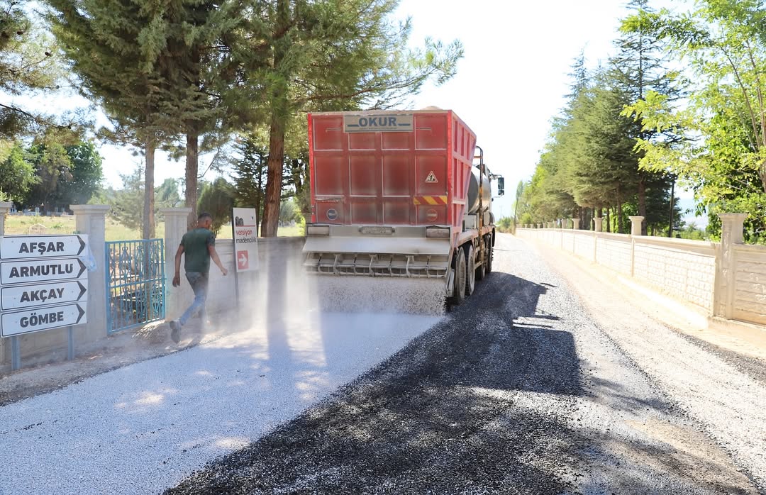 Elmalı Belediyesi Zümrütova ve Armutlu Mahallelerini Bağlayan Yolda Asfalt Çalışmalarına Başladı