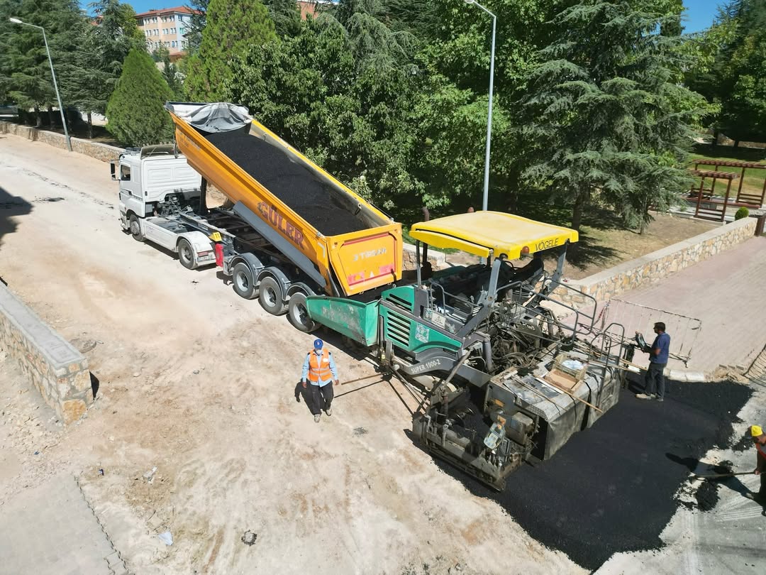 Elmalı'da Sıcak Asfalt Seferberliği Devam Ediyor