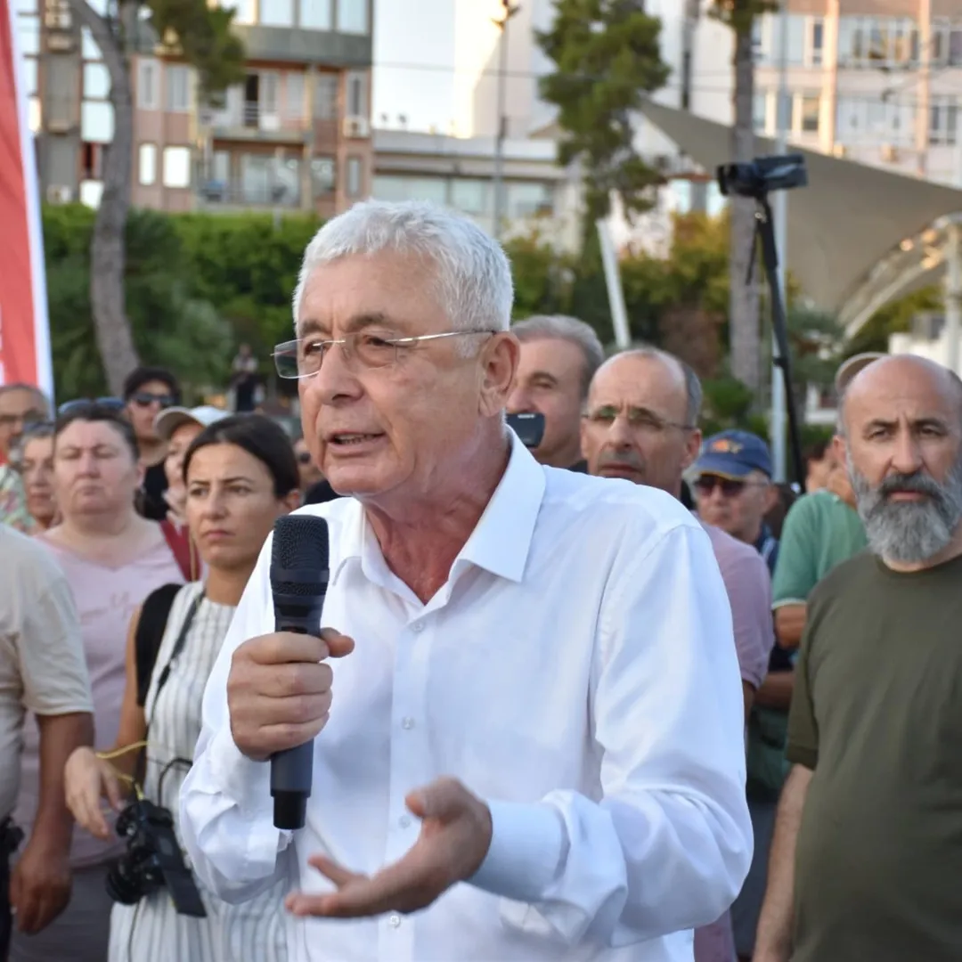 CHP Antalya'dan Kayyum Atamalarına Karşı Cumhuriyet Meydanı'nda Basın Açıklaması