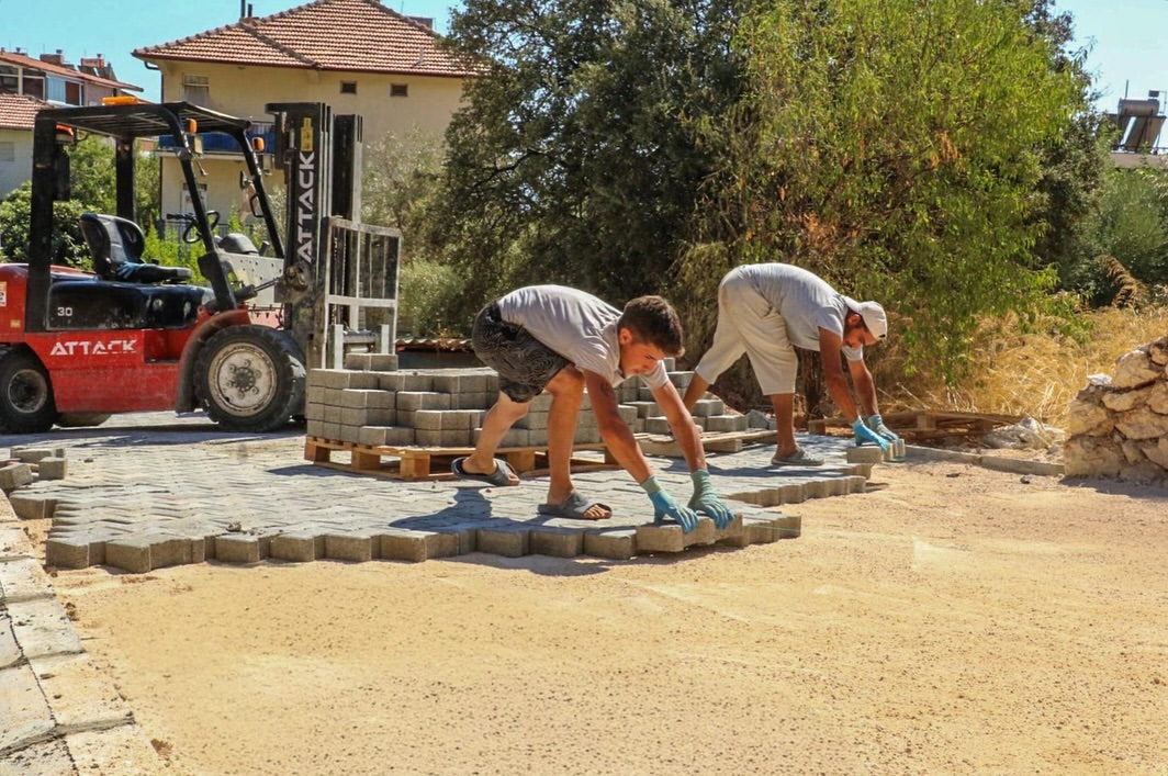 Antalya Kaş'ta Andifli Mahallesi'nde Kilit Parke Yol Çalışmaları Sürüyor