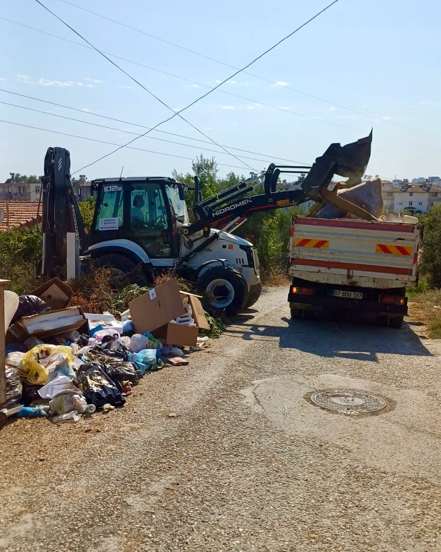 Antalya Manavgat'ta Temizlik Çalışmaları Sürdürüyor