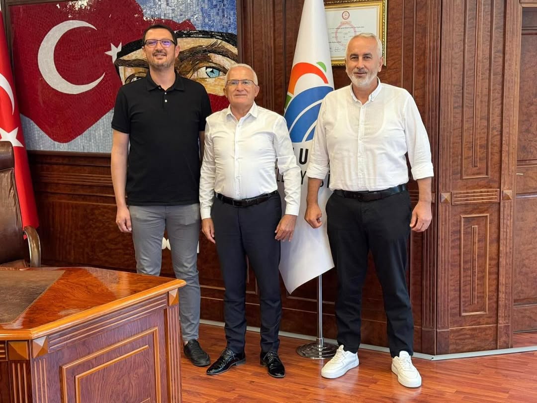 Antalya Kumluca'da Eğitim Vakfı İçin Folklorik Deve Gösterisi Düzenleniyor