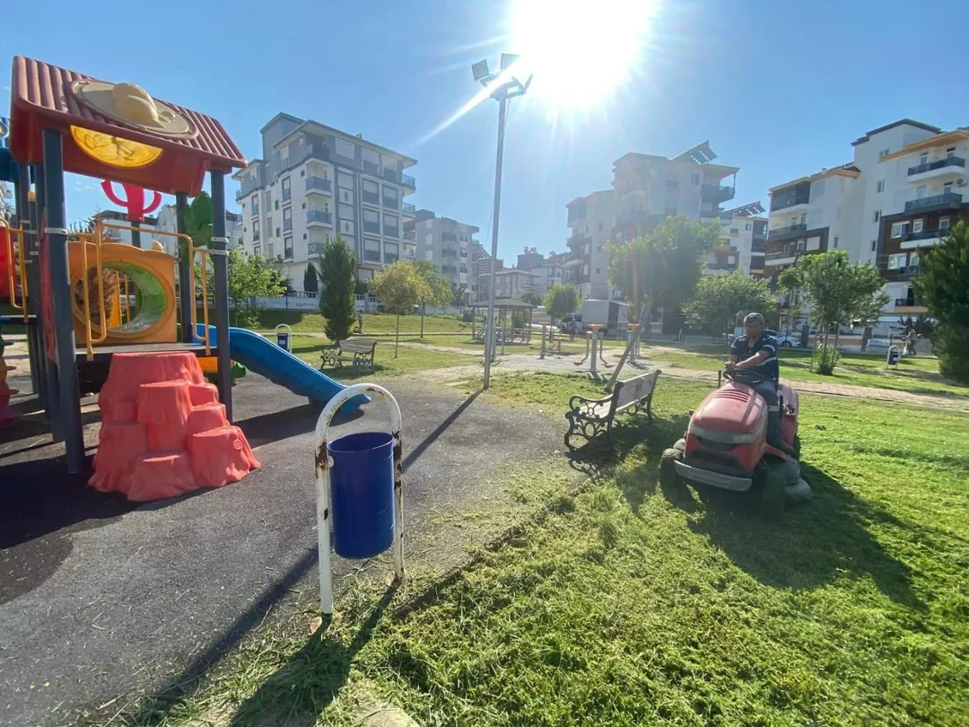 Antalya Aksu'da Park ve Bahçelerde Temizlik ve Budama Çalışmaları Tamamlandı