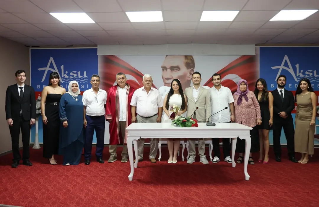 Antalya Aksu Belediyesi'nde Yeni Evli Çiftin Nikahı Kıyıldı