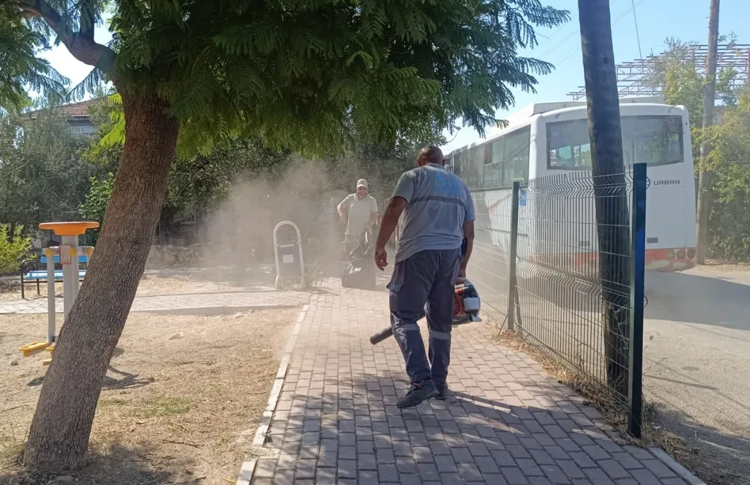 Antalya Aksu'da Park ve Sokaklarda Temizlik Çalışması Başlatıldı