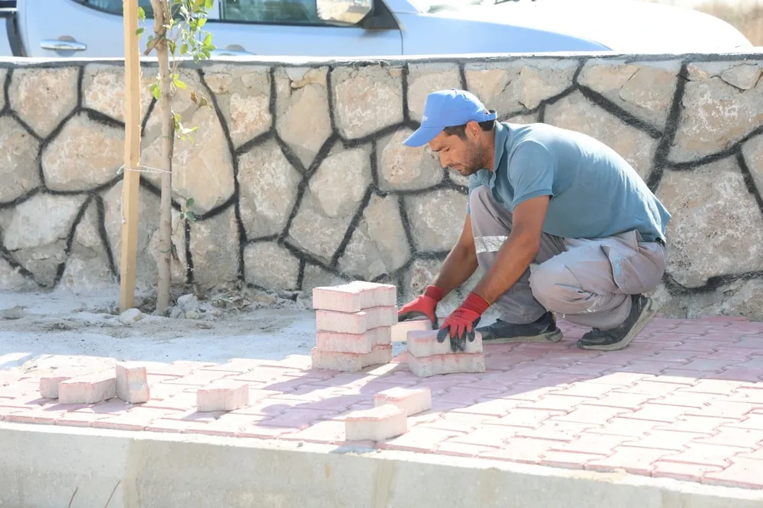 Antalya Aksu'da Okul Bahçelerine Yatırım: Ağaç Dikimi ve Parke Taşı Çalışmaları Tamamlandı