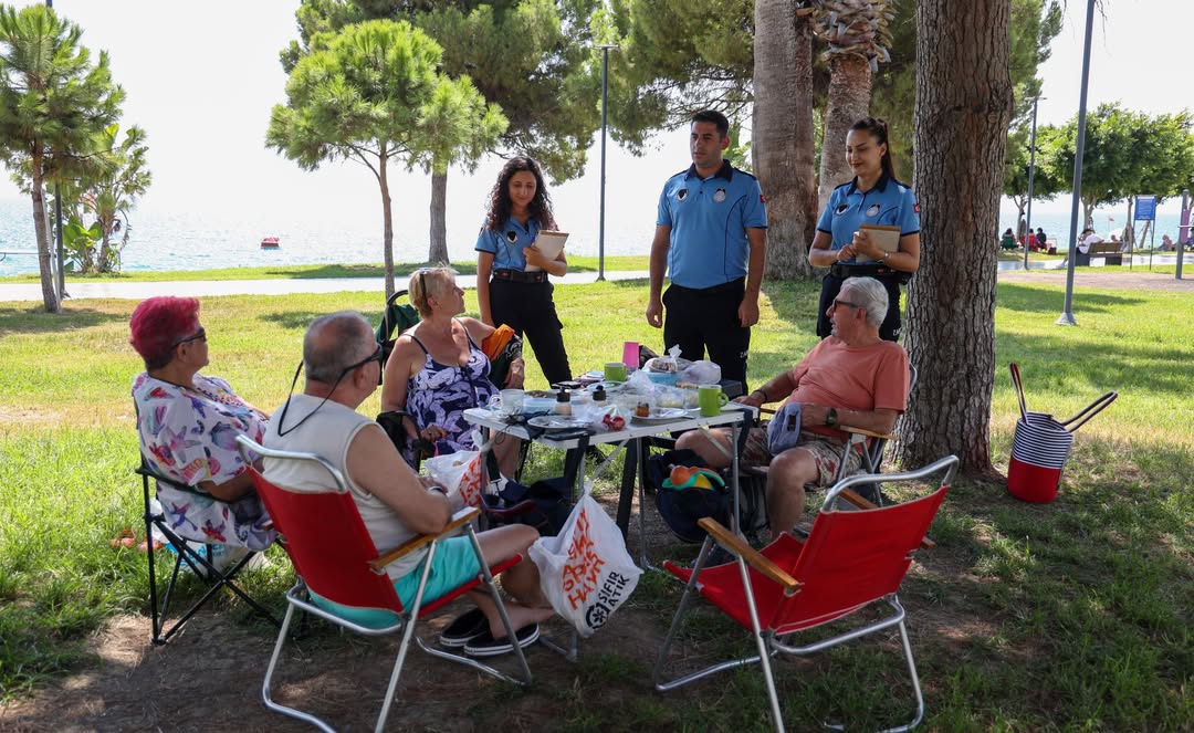 Antalya Konyaaltı Sahili'nde Çöp Seferberliği: Zabıta Cezası Kesiyor