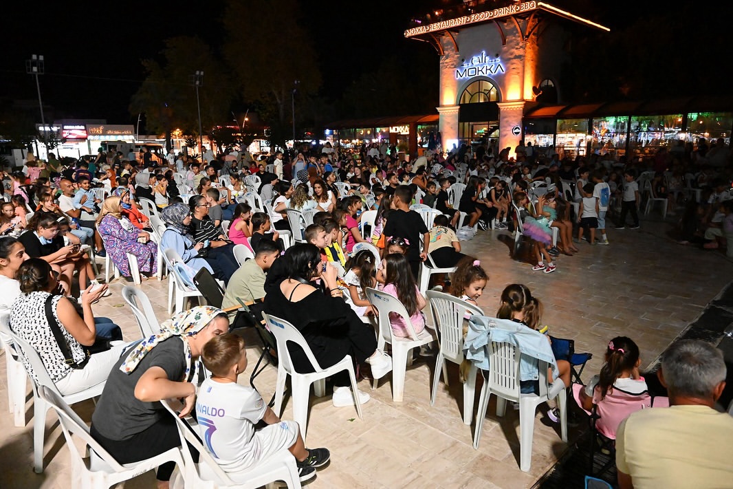 Antalya Kemer'de Minik Öğrencilere Açık Hava Sinema Şöleni