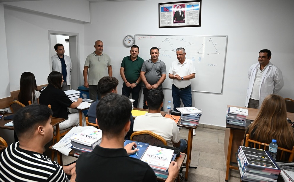 Kemer Belediyesi'nden Üniversite Sınavı Hazırlık Kursu Öğrencilerine Kitap Desteği