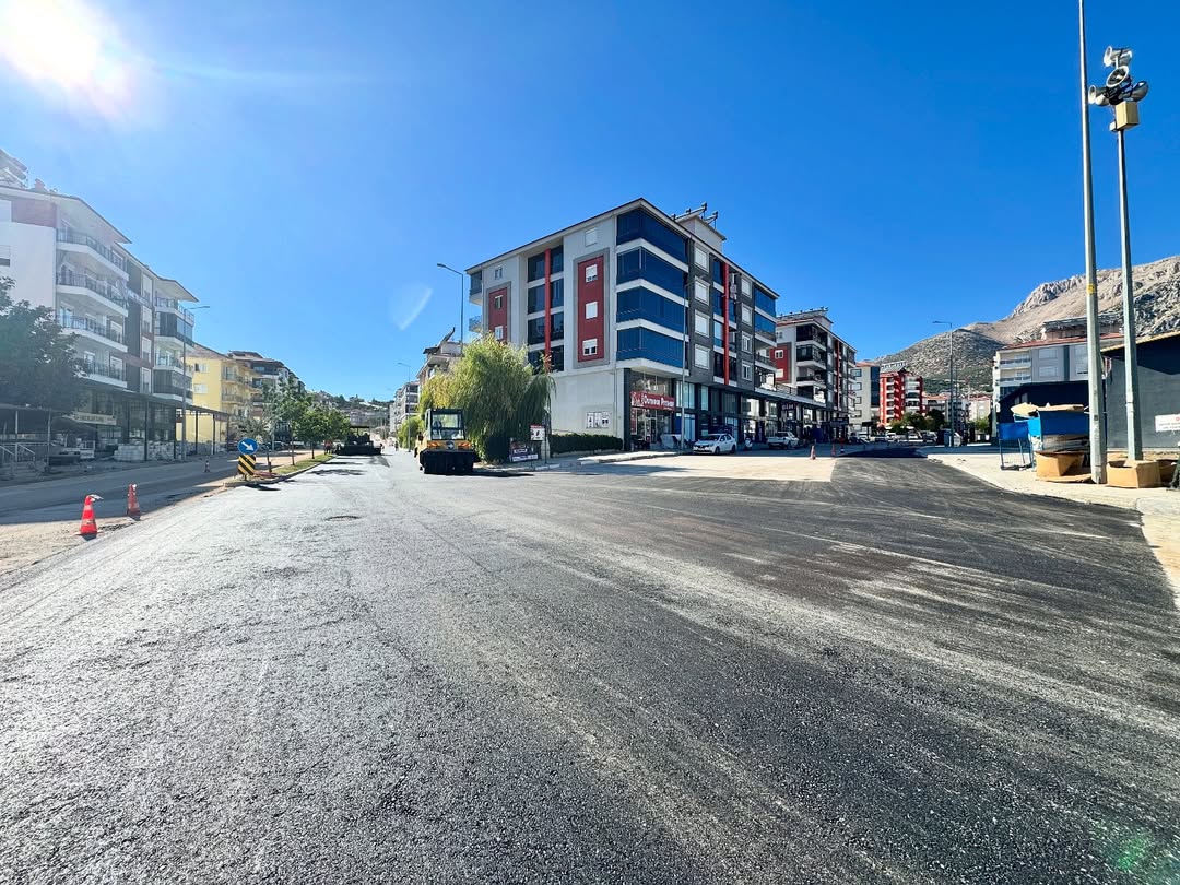 Elmalı'da Bahçelievler Caddesi'ne Sıcak Asfalt