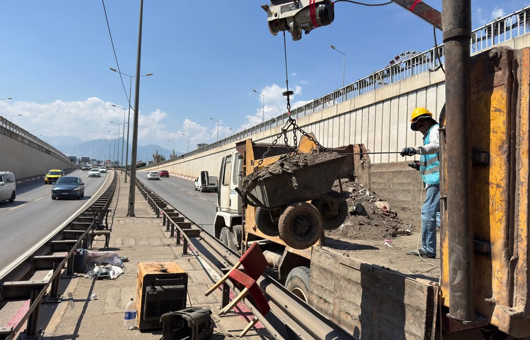 Antalya'da Yağmur Sezonu Öncesi Hat Temizliği Çalışmaları Başladı