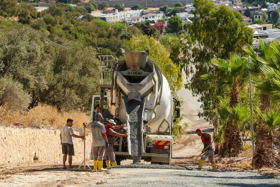 Kaş'ta Kalkan Mahallesi'nde Beton Yolu Çalışmaları Sürüyor
