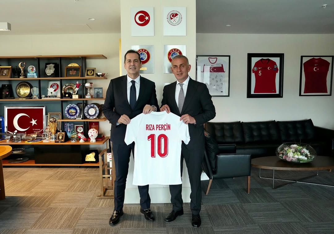 Antalyaspor Heyeti, TFF Başkanı'nı Ziyaret Etti ve Forma Hediye Aldı