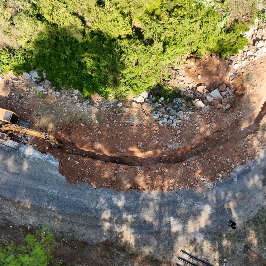 Antalya'da Kırsal Yollar Güvenliğe Kavuşuyor: Yeni Asfalt ve Yaya Geçitleri