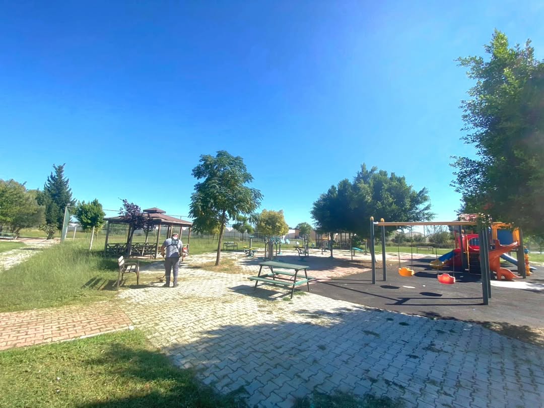 Antalya Aksu'da Yeşil Alanlara Bakım Çalışmaları Sürüyor