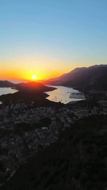 Kaş'ta Gün Batımının Büyüleyici Manzarası Ziyaretçileri Kendine Hayran Bırakıyor
