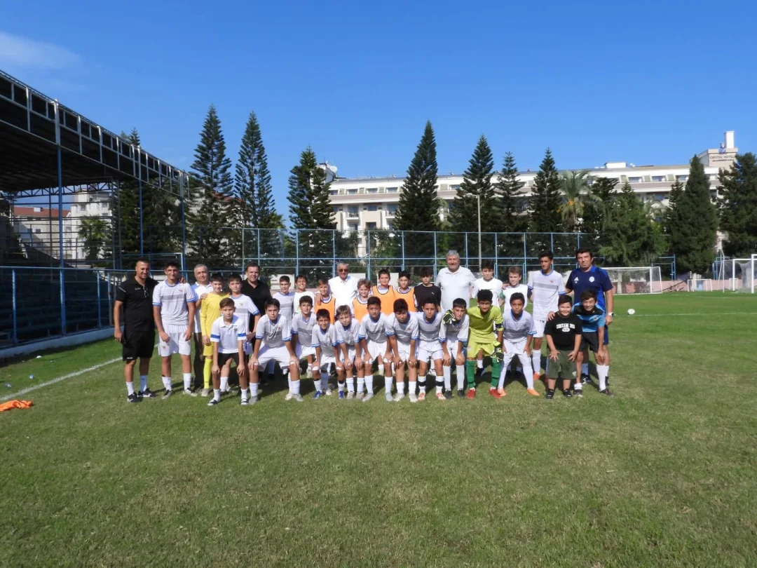 Kemer Belediye Merkez Spor U14 Takımı, İyiler Spor'u Gol Yağmuruna Tutarak Galip Geldi