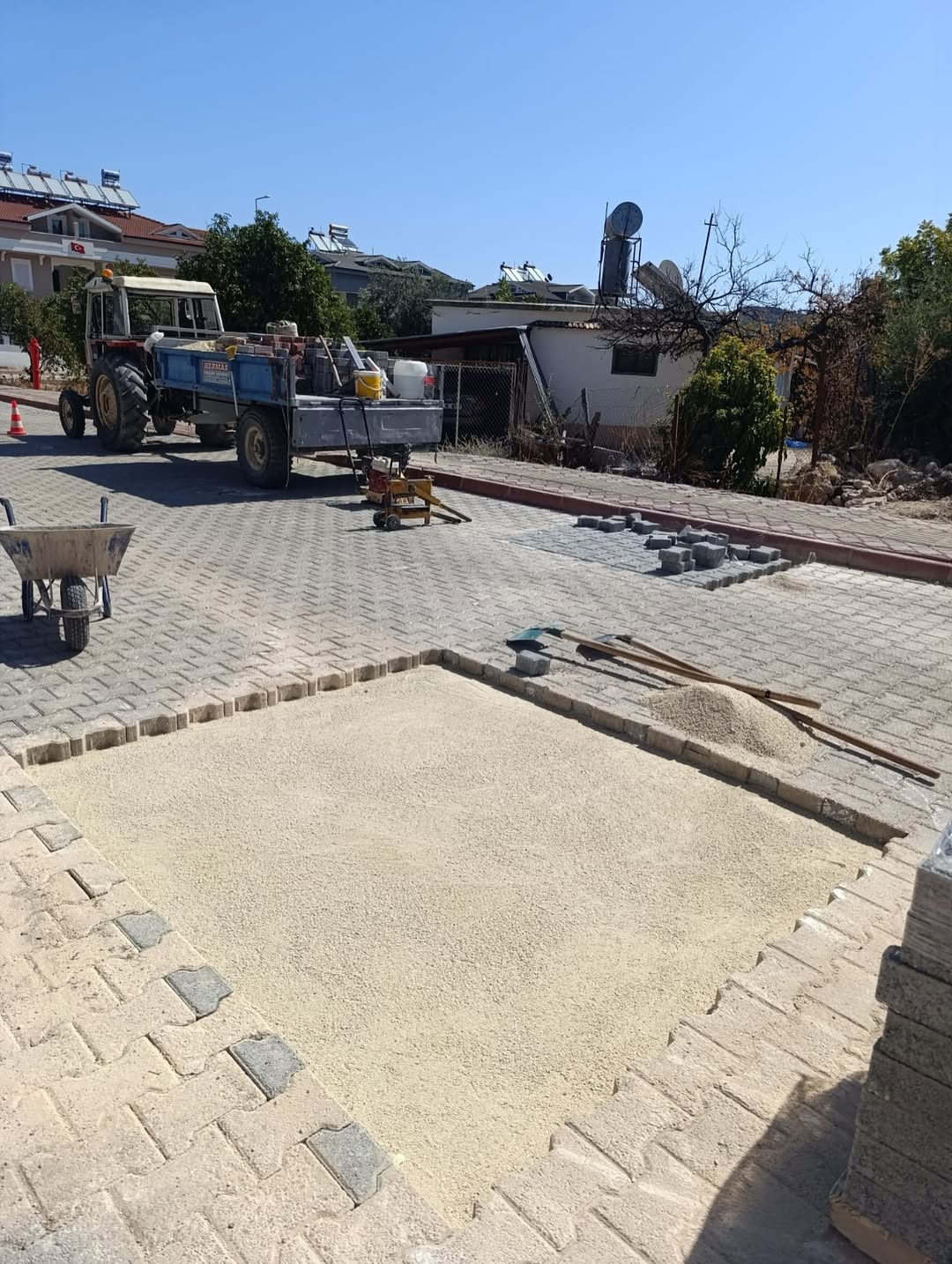 Kemer'de Kuzdere Mahallesi'nde Altyapı ve Parke Taşı Çalışmaları Tamamlandı