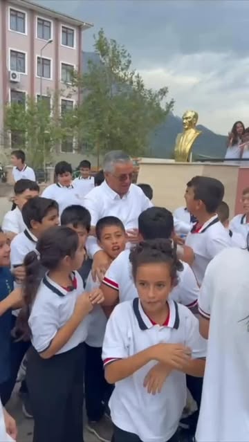 Kemer Belediye Başkanı Öğrencilerden Sevgi Seli ile Karşılandı