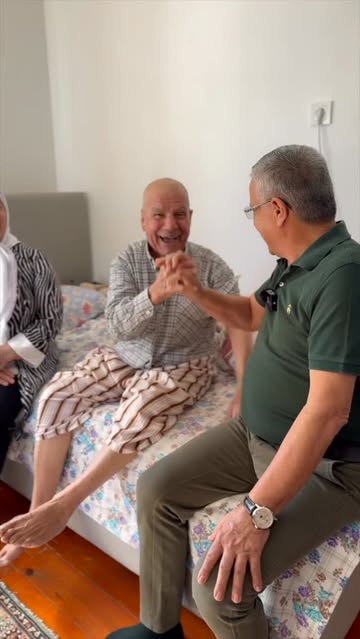 Kemer Belediye Başkanı Necati Topaloğlu, 1 Ekim Dünya Yaşlılar Günü'nde Yaşlıları Ziyaret Etti