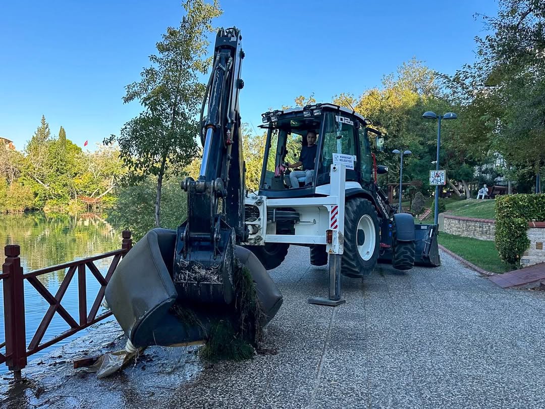 Manavgat'ta Irmağa Atılan Çöpler Temizlendi: 