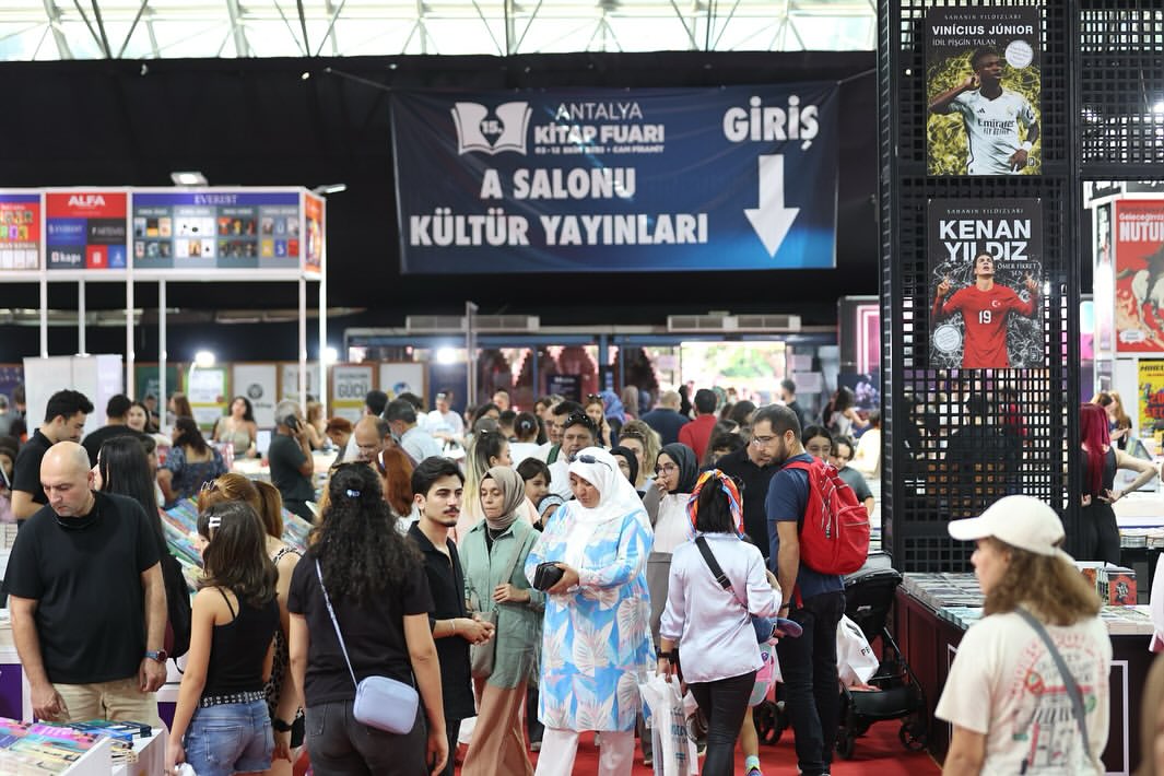 Antalya Kitap Fuarı'nın İkinci Gününde Kitapseverlerle Dolup Taştı