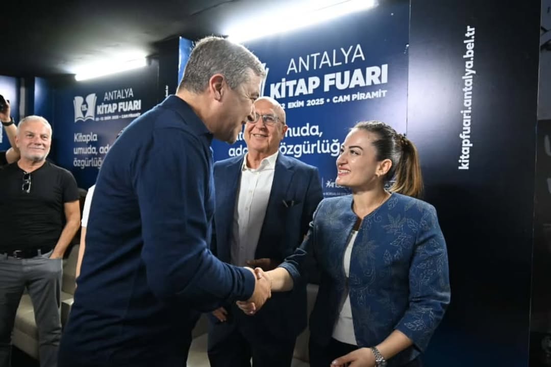 Antalya Kitap Fuarı'nda Ünlü İsimler Okurlarla Buluştu