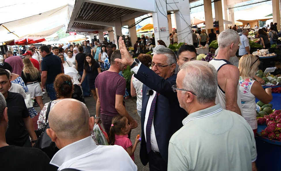 Kemer Belediye Başkanı Necati Topaloğlu Pazar Esnafını Ziyaret Etti