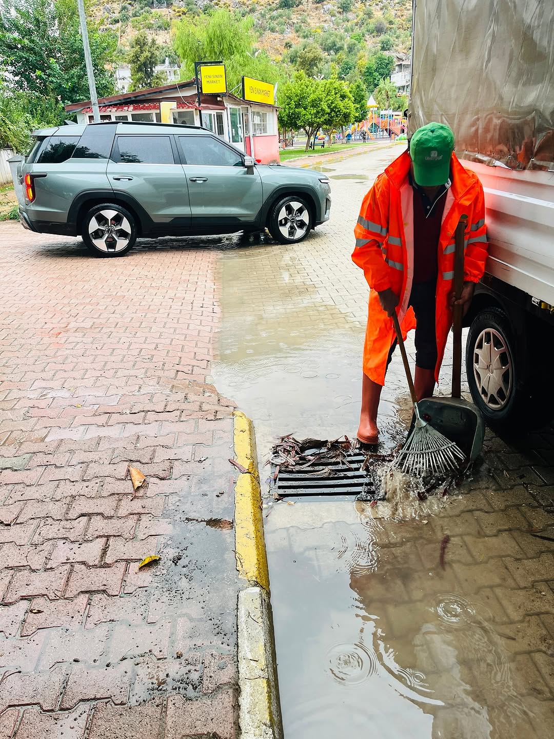 Finike'de Yoğun Yağış Sonrası Altyapı Çalışmaları Hız Kesmiyor